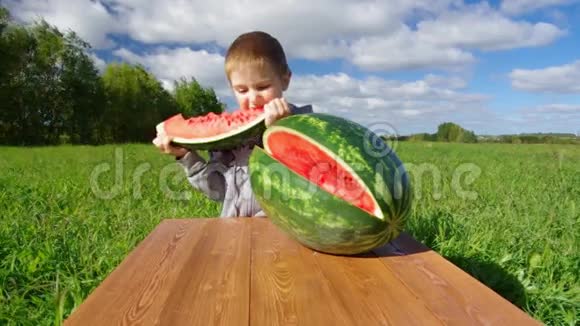 微笑着吃西瓜的小男孩视频的预览图