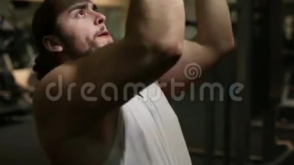 强壮的男人健身者在健身房锻炼视频的预览图