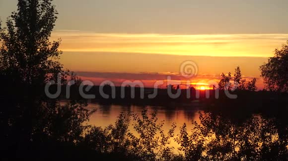 湖上美丽温暖的夕阳视频的预览图