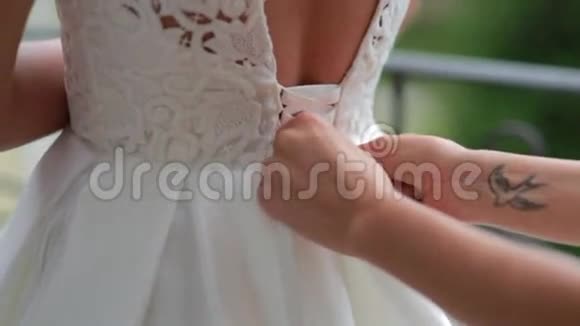 朋友帮新娘穿婚纱视频的预览图