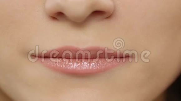 女人的嘴唇戴牙套的女孩白色的特写视频的预览图