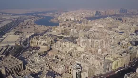 迪拜酋长院的建筑空中观景阿拉伯联合酋长国迪拜香港商业大厦的鸟瞰图视频的预览图