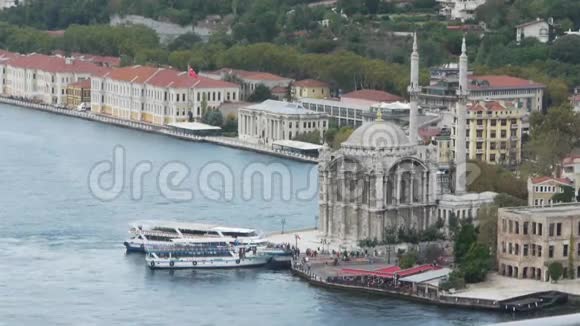 奥塔科伊清真寺和风景如画的伊斯坦布尔交通船视频的预览图