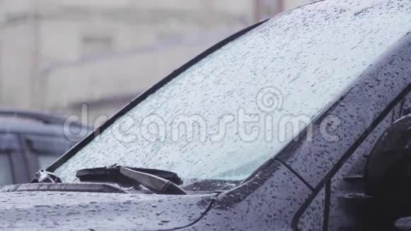 汽车挡风玻璃上的水滴视频的预览图