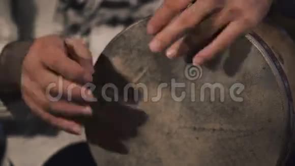 人们在家里用一个叫托巴克的阿拉伯打击乐鼓敲出一个节拍视频的预览图