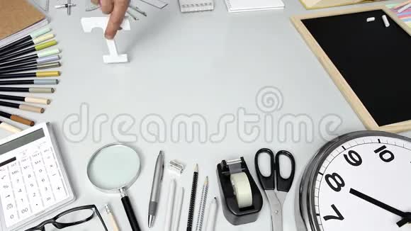 学习的时间用手在满是文具的桌子上写课文视频的预览图