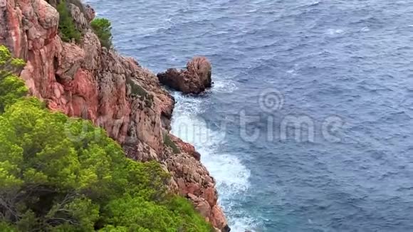 在马洛卡一个蓝色的海湾有岩石海岸视频的预览图
