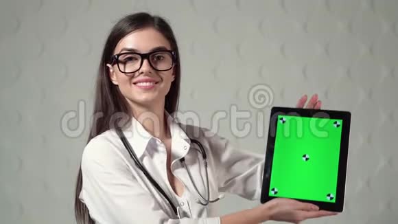 有平板电脑的智能医生视频的预览图