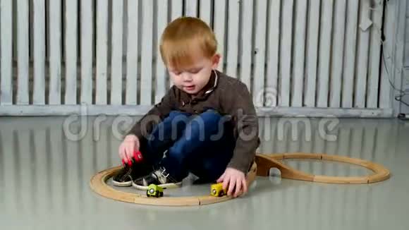 小男孩在玩木铁路视频的预览图