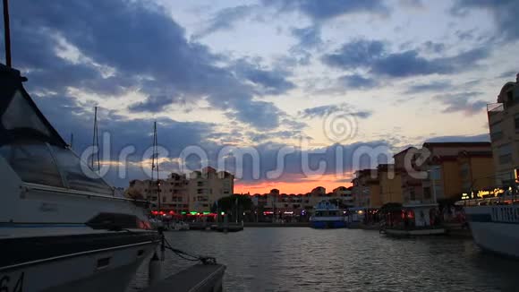 日落时分奥德的游船和格鲁伊桑港法国视频的预览图