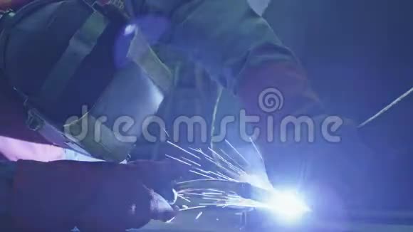 用气弧焊焊接钢零件视频的预览图