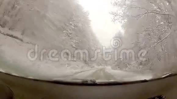 在雪滑的路面上行驶视频的预览图