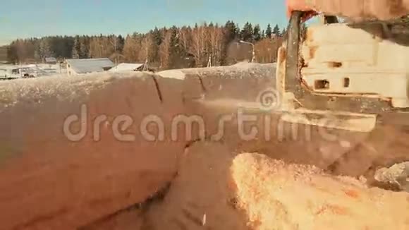 乔纳在用电锯锯木屋的原木加拿大角砌体加拿大风格木头做的木屋视频的预览图