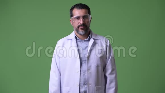 英俊的波斯胡子男医生戴着防护眼镜视频的预览图