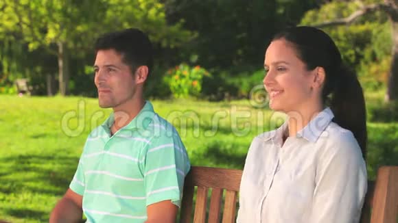 可爱的夫妇坐在长凳上视频的预览图