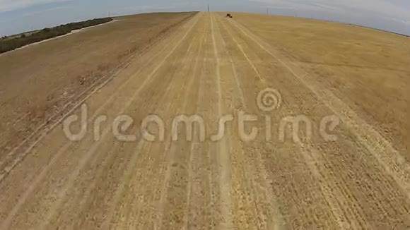 跟踪农场作业中收割机的空中镜头视频的预览图