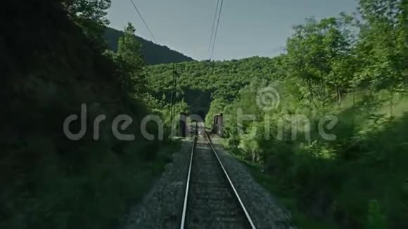 一列火车进入隧道视频的预览图