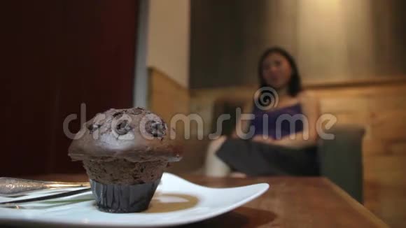 亚洲年轻女性蛋糕与饮食视频的预览图