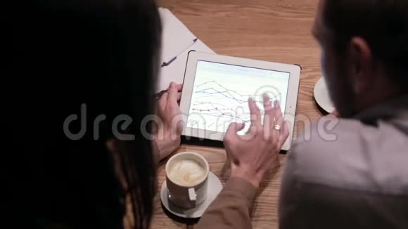 有平板电脑图表的商界人士视频的预览图