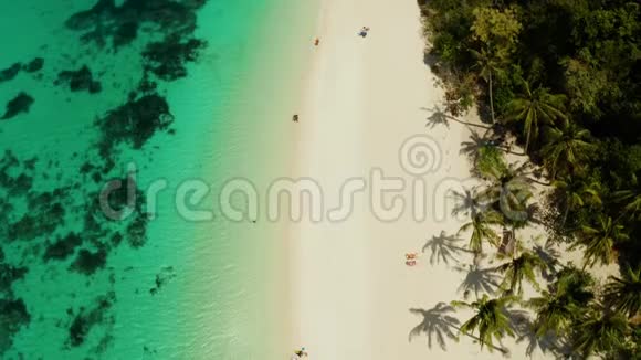 普卡贝壳海滩海景与长滩岛菲律宾俯视图人们在美丽的海岸放松视频的预览图