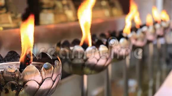 泰国清迈寺的油灯视频的预览图