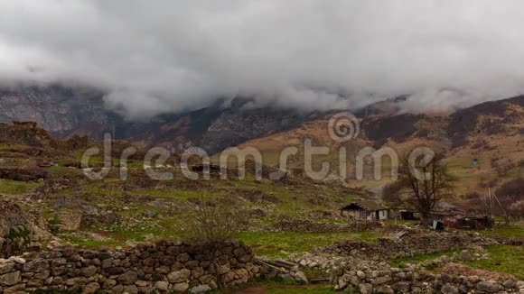 时间流逝俄罗斯北奥塞梯高加索山脉在云层中形成了古老的聚落视频的预览图