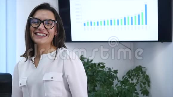 自信成熟的女商人站在办公室里办公室里的女经理看着摄像机微笑着慢动作视频的预览图
