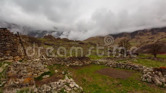 时间流逝俄罗斯北奥塞梯高加索山脉在云层中形成了古老的聚落视频的预览图
