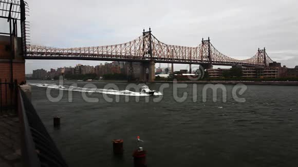 曼哈顿的Queensboro大桥东河上有船视频的预览图