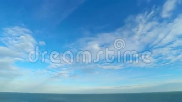 多云的天空越过大海视频的预览图
