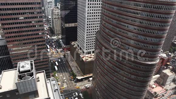曼哈顿繁忙十字路口的鸟瞰图视频的预览图