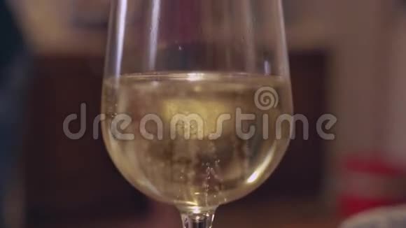 戴眼镜的香槟视频的预览图