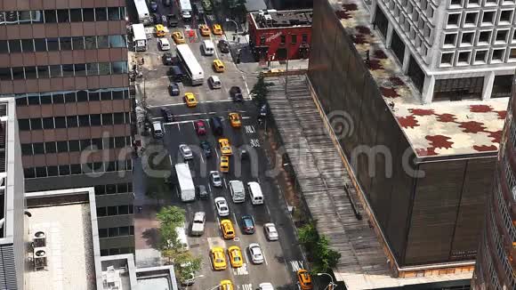 曼哈顿繁忙十字路口的鸟瞰图视频的预览图