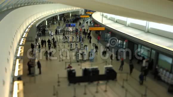 机场旅客登机区倾斜班次视频的预览图