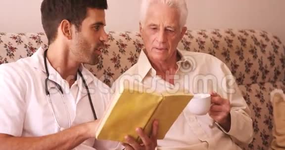 男医生和读书的老人视频的预览图