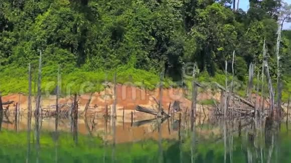 塔西克凯尼尔的热带湖泊视频的预览图