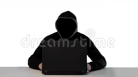 戴着笔记本电脑的匿名黑帽黑客视频的预览图