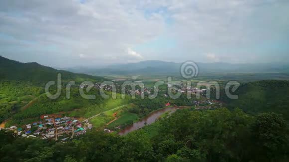 高清时间河流和村庄在山上视频的预览图