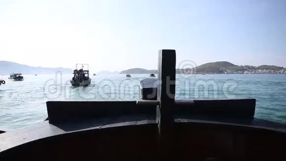 越南旅游船漂流到岛屿潜水的景色视频的预览图
