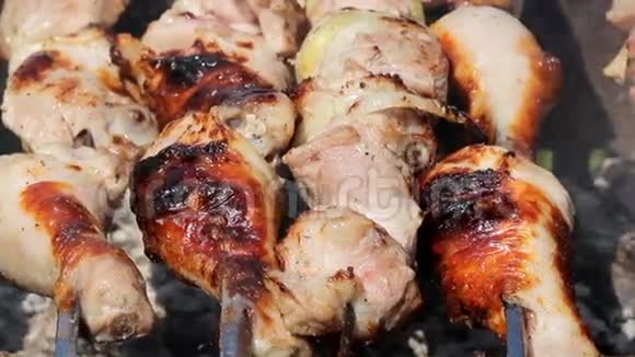 鸡肉和猪肉在烧烤中用木炭烤肉旋转有金黄色的皮肤移动摄像机关门视频的预览图