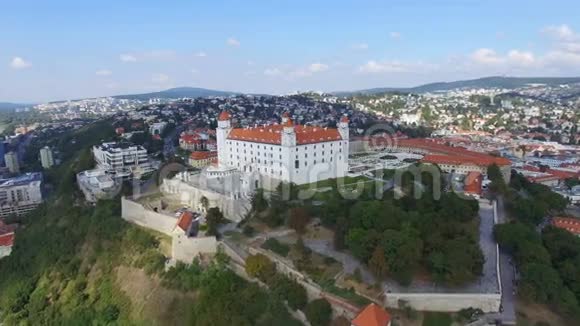 布拉迪斯拉发城堡和多瑙河的鸟瞰图视频的预览图