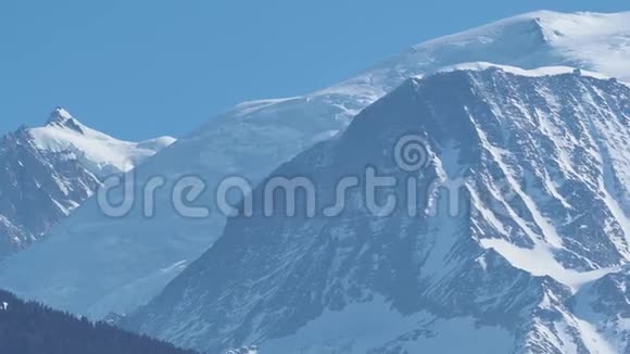 惊人的接近常年冰川的勃朗峰山脉在法国一侧冰和新鲜的雪视频的预览图