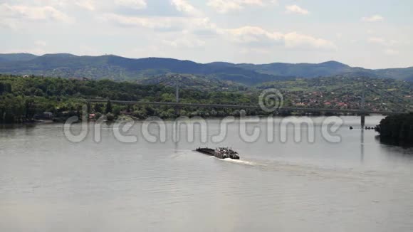 自我推动的驳船在多瑙河上游航行视频的预览图