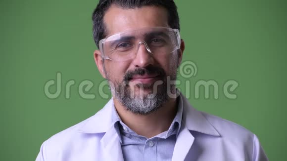 英俊的波斯胡子男医生戴着防护眼镜视频的预览图