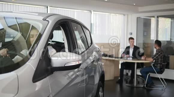 幸福的女人展示了他新车的钥匙汽车生意汽车销售技术和人的概念快乐的男性与汽车视频的预览图