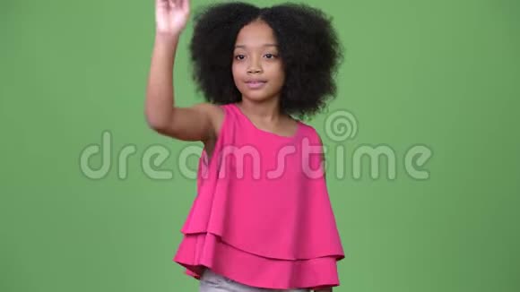 一个年轻可爱的非洲女孩手指着非洲头发视频的预览图