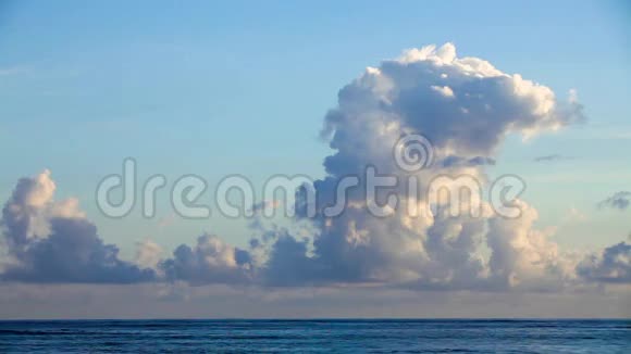 美丽的云景海洋视频视频的预览图