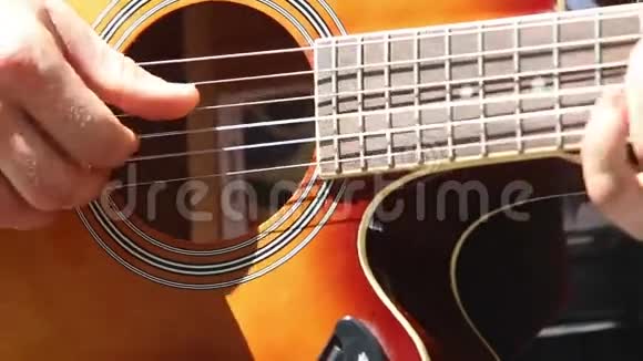 欧洲男人弹吉他特写视频的预览图