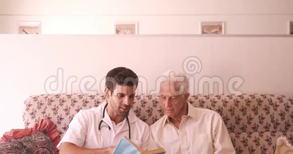 男医生和读书的老人视频的预览图