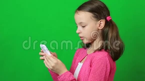 情绪化的小女孩在Skype上打电话视频的预览图